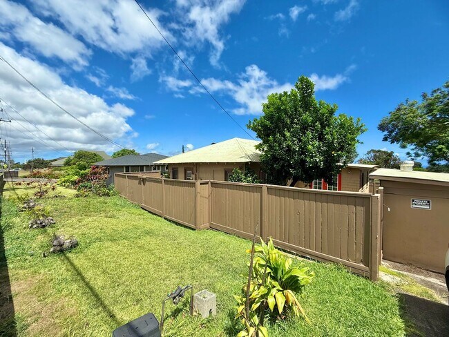 Building Photo - 3 Bedroom / 2 Bathroom Home with large yar...