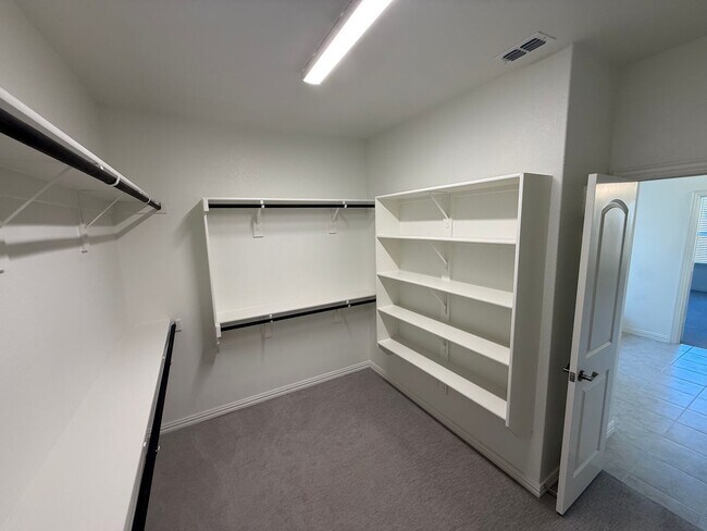 Building Photo - Room for Family and Friends!