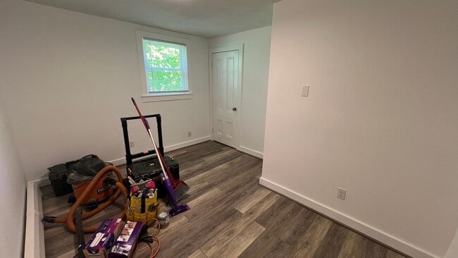 Building Photo - Very nicely remodeled 1 Bedroom Unit close...