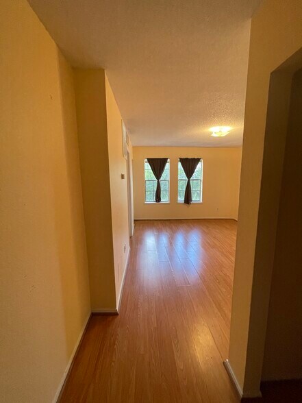 Ample natural lighting - 3118 San Jacinto St