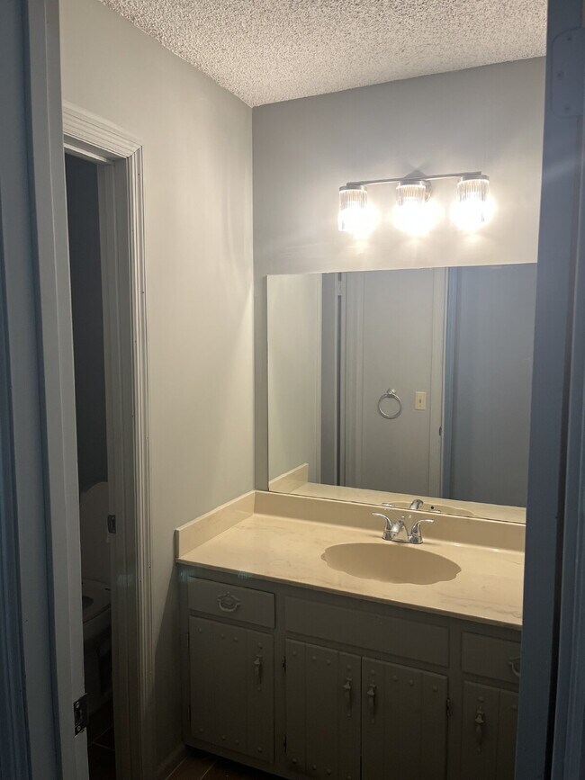 Building Photo - 665 Dutchmans Dr