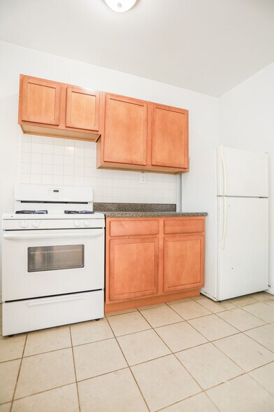 Building Photo - 1624 W Lunt Ave