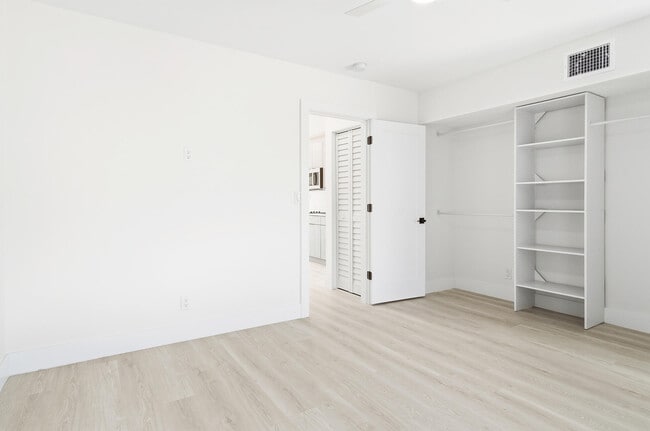 Building Photo - 5909 S Dixie Hwy