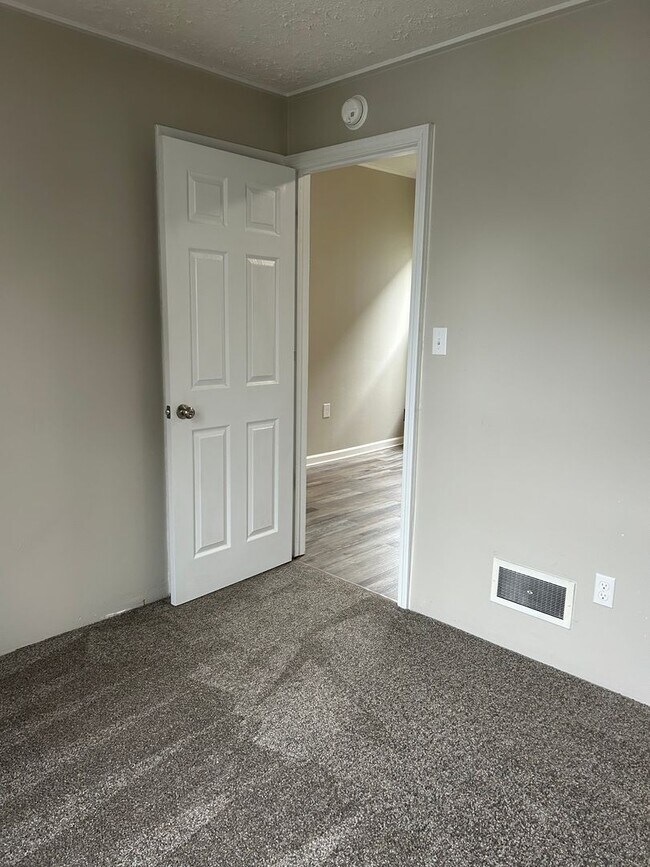 Building Photo - 112 W 3rd St N