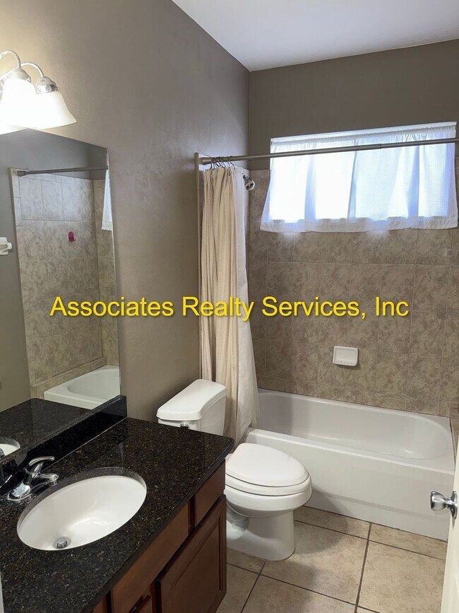 Building Photo - Willow Oak SW 3/2, a must see