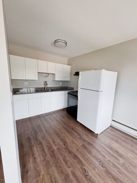 Building Photo - Sunrise Lincoln Apartments