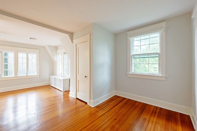 Building Photo - 4BR 3.5 BA Chevy Chase Gem is Move-in Read...
