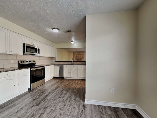 Building Photo - 14234 Montaigne Dr