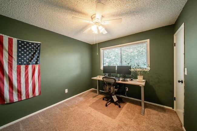 Building Photo - 3 Bed/ 2.5 Bath Greenlaw Townhouse w/2 Car Garage! - Mountain Views! - Students & Pets OK! Avail....