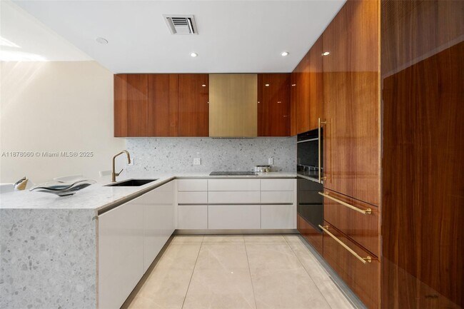 Building Photo - 2678 Tigertail Ave