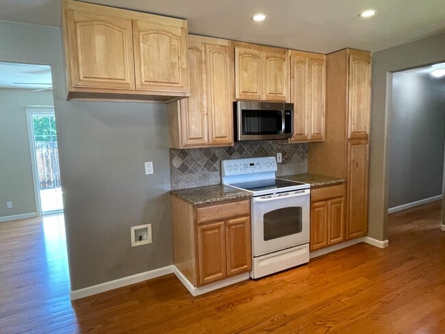 Building Photo - 1570 Camille Ct