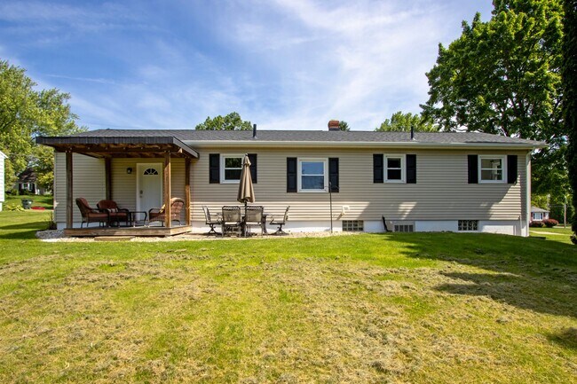 Building Photo - 1720 W Hill Dr