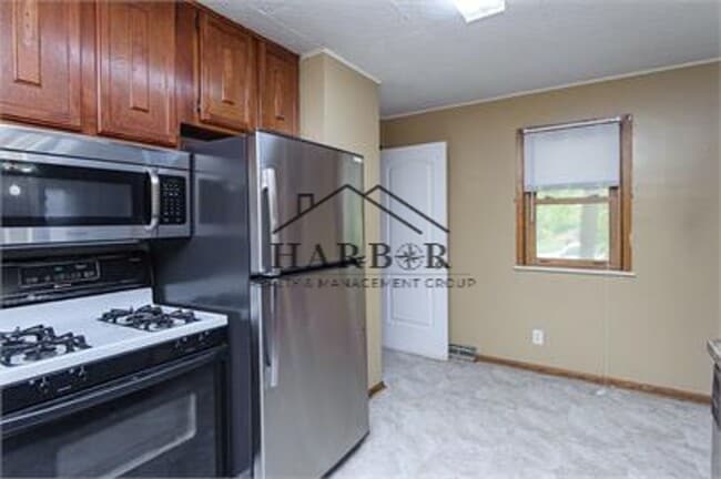 Building Photo - Spacious Single Family Home Available Now!