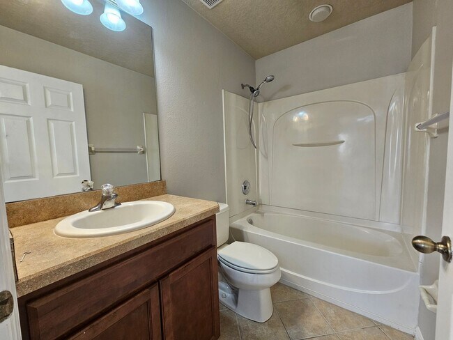 Building Photo - Seven Oaks 2/2.5 Townhouse