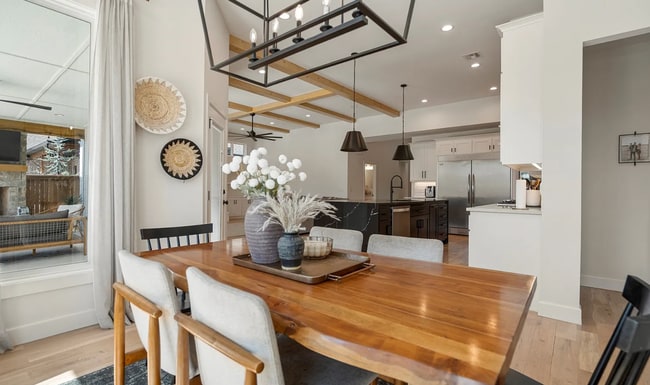 Building Photo - Gorgeous 4 bedroom & 4 Bath Luxury Home in...