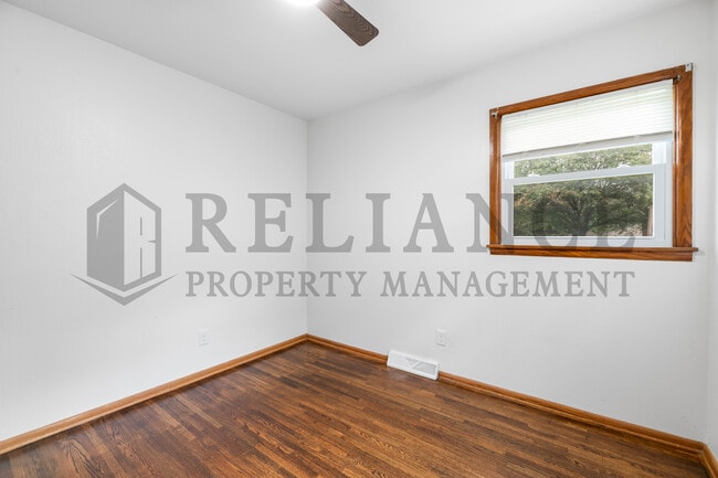 Building Photo - 211 E Meadowlark Rd