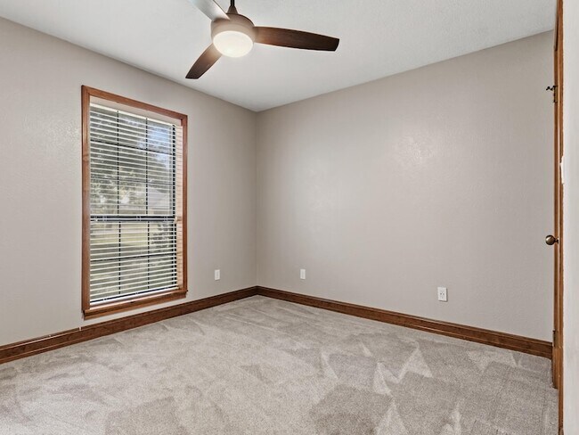 Building Photo - 6970 Ellen Ln