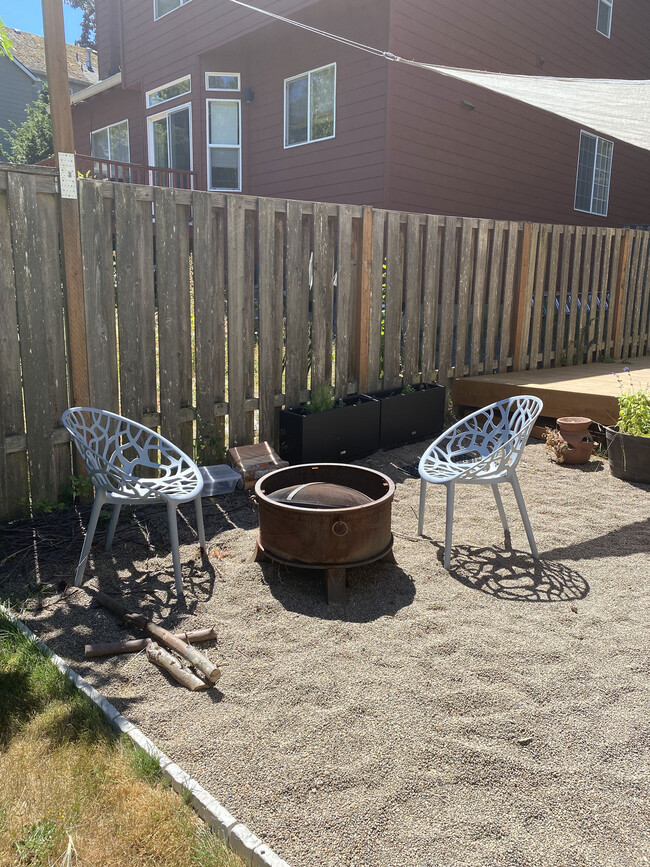 fire pit available (shared) - 4482 SW Pasadena St