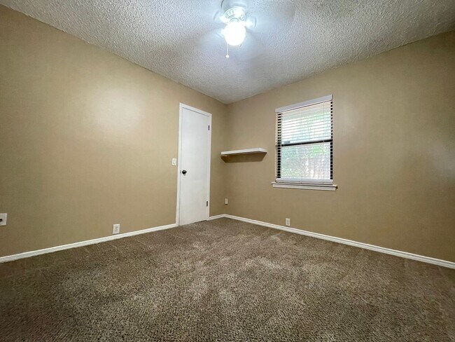 Building Photo - 3 Bedroom 2 Bath and 2 Car Garage