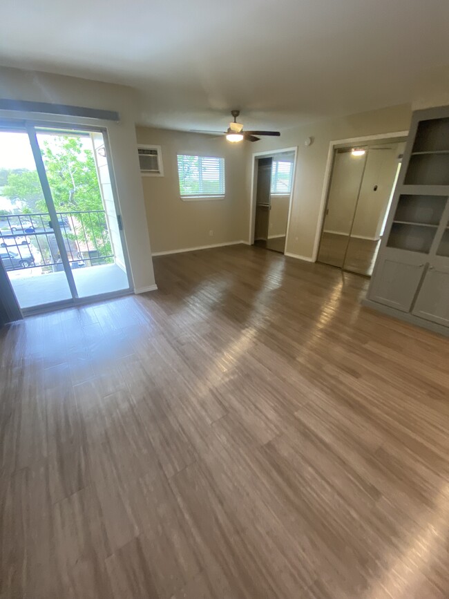 Wood plank floors, nice private patio - 1123 Hollow Creek Dr