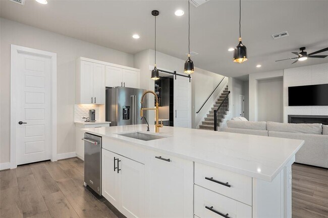Building Photo - 204 Roseleaf Ct