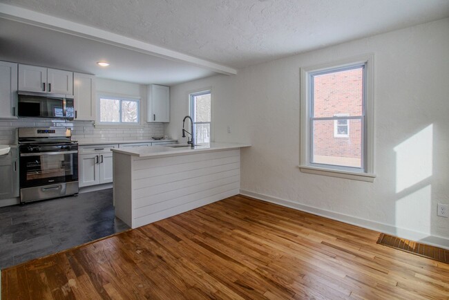 Building Photo - RENOVATED & READY FOR MOVE IN! COZY 2 BEDR...