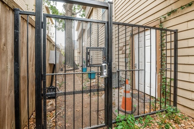 Building Photo - Delightful 2-Bed, 1.5 Bath in Prime Dallas...