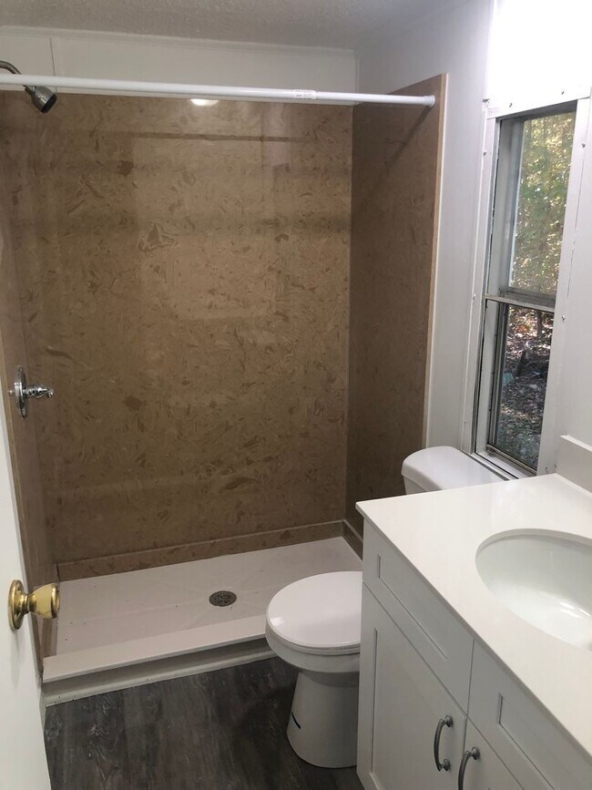 Building Photo - Spacious 3 bed 2 bath house in the greater...