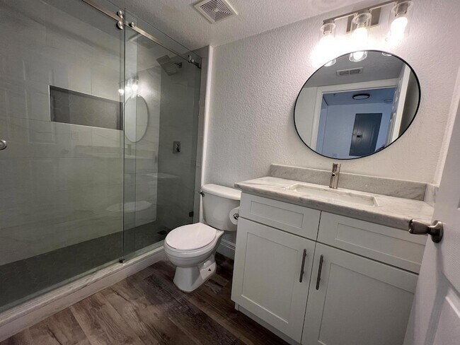 Building Photo - 191 SW Palm Dr