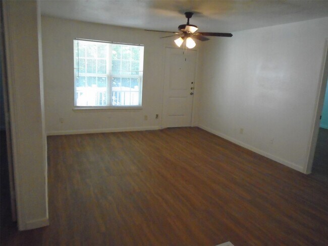 Building Photo - 9898 Club Creek Dr