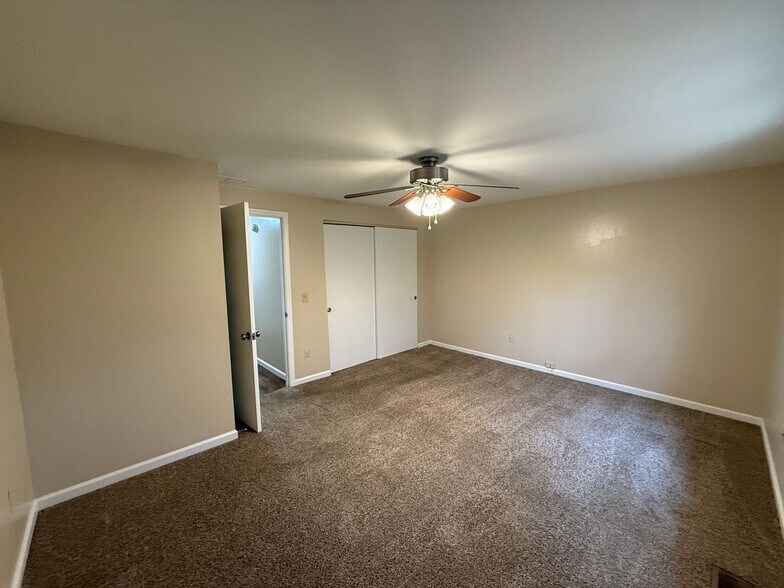 Building Photo - 5722 Bluebird Ct