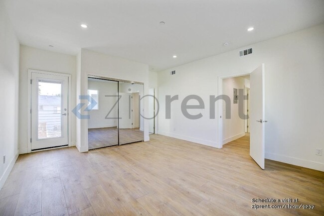 Building Photo - Unit
