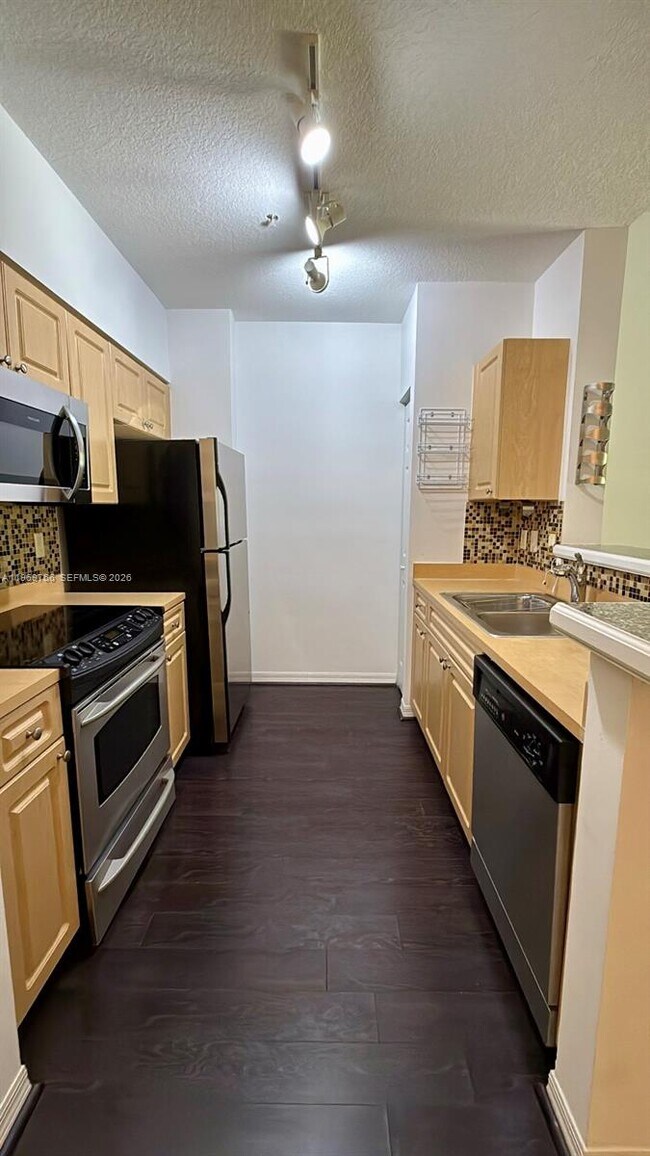 Building Photo - 6831 SW 44th St