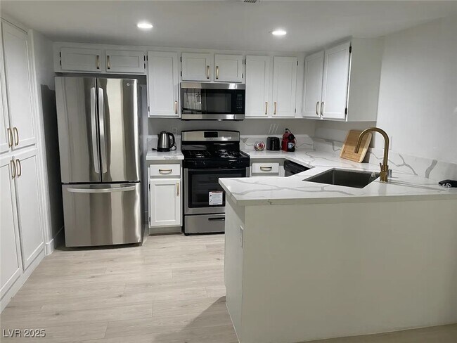 Building Photo - 3004 Ocean View Dr