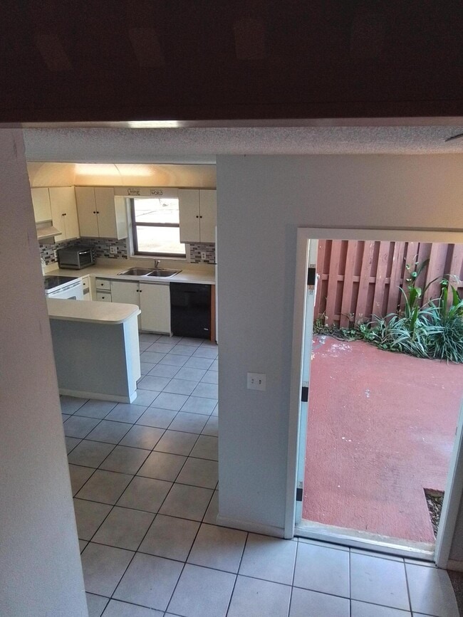 Building Photo - 1458 N Lawnwood Cir