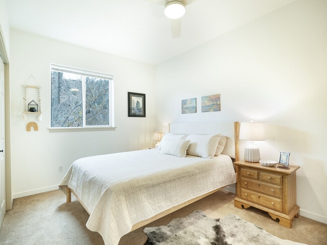 Building Photo - 190 E 7th Ave