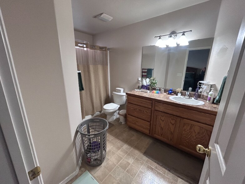 Building Photo - 1707 Dora Dr N