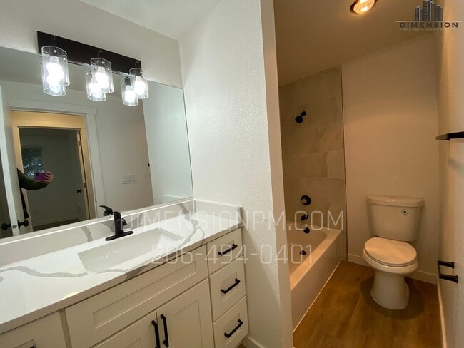 Building Photo - Bottom floor Condo with W&D hookups in Federal Way, Utilities Included!