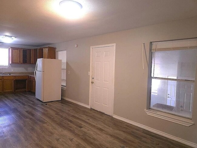 Building Photo - 405 24th St SE