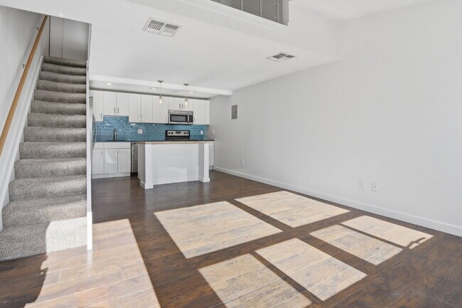 Building Photo - $1,540.95- 1 Bed, 1 Bath Lofted Apartment in Lakewood with Central AC!