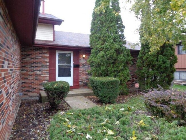 Building Photo - 22526 Clarendon Ave