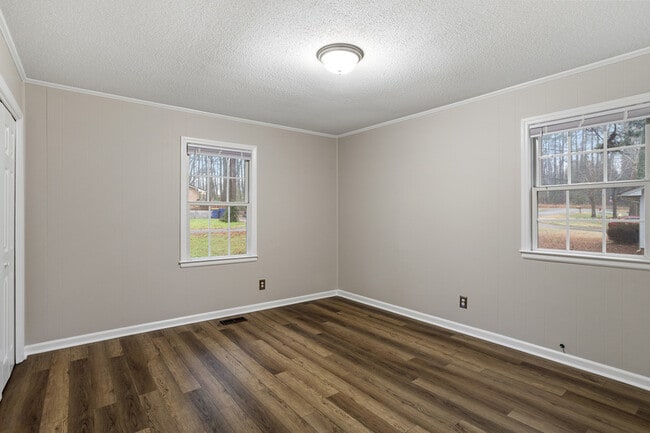 Building Photo - 207 S Hillcrest Dr