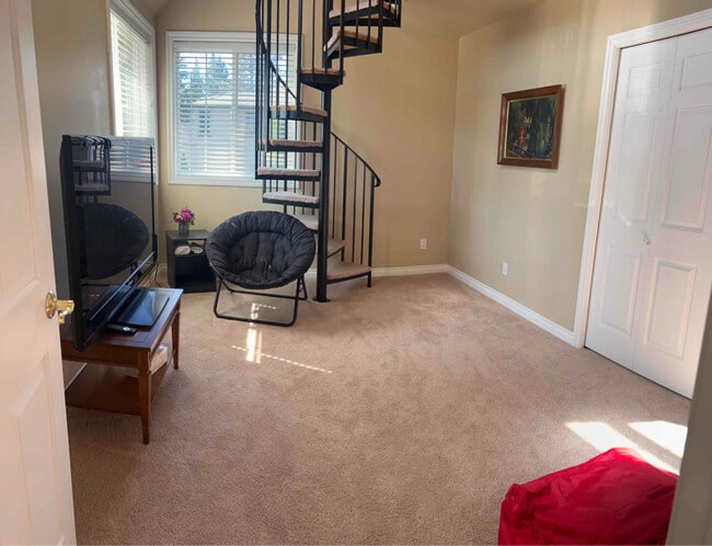 Building Photo - 3059 Bellevue Way NE