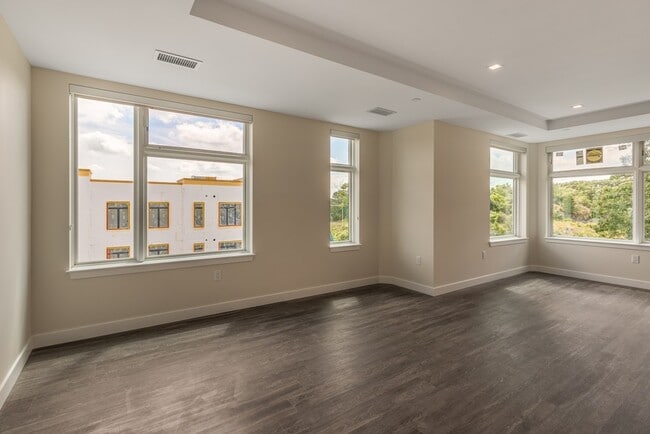 Building Photo - 44 Collins Ave