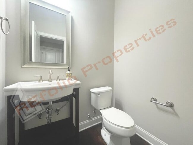 Building Photo - Lovely & Spacious 3 Bedroom, 2.5 Bathroom ...