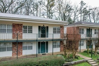 Building Photo - 2 Bed 1 Bath Near Campus! Water/Sewer/Trash Included In Rent!!