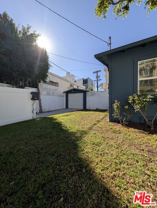 Building Photo - 1015 Granville Ave