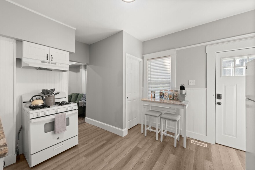 Building Photo - 1326 W 69th St