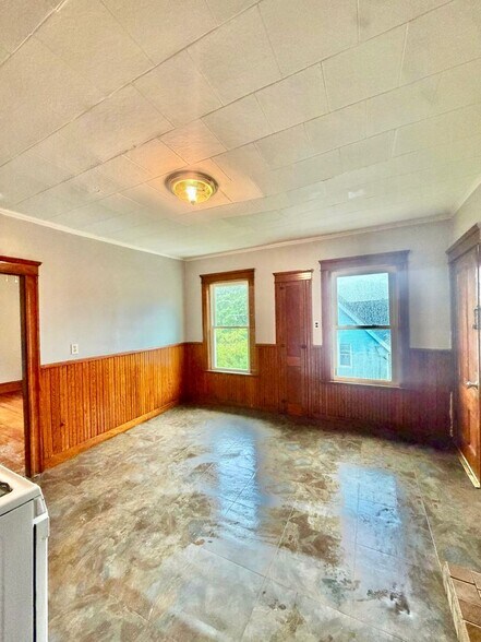 Building Photo - 212 Welles St