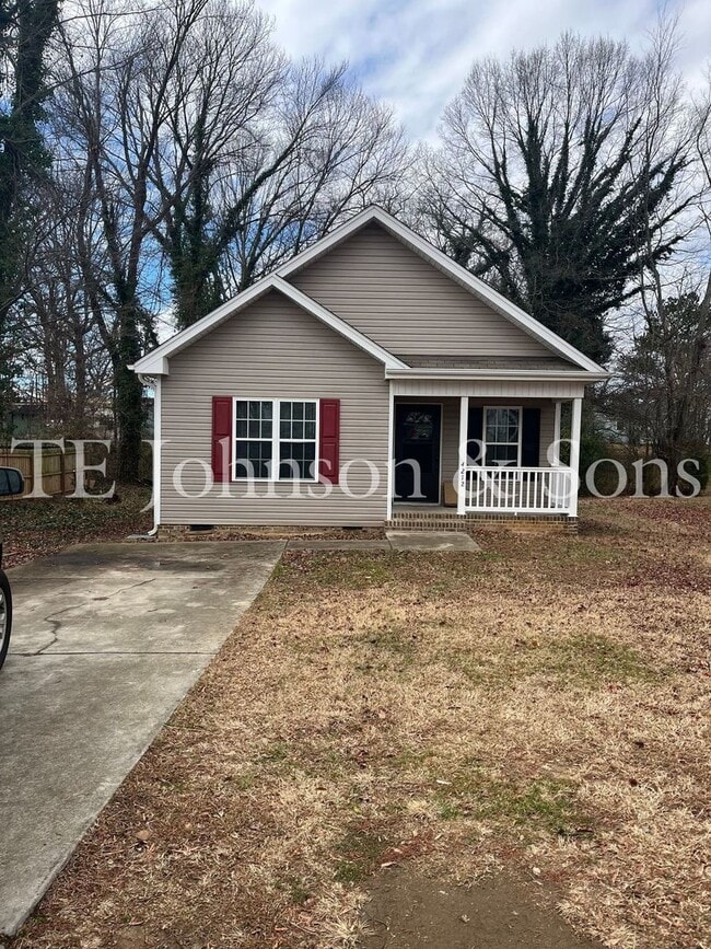 Building Photo - Charming 3 Bedroom Home with Modern Finishes on Dellwood